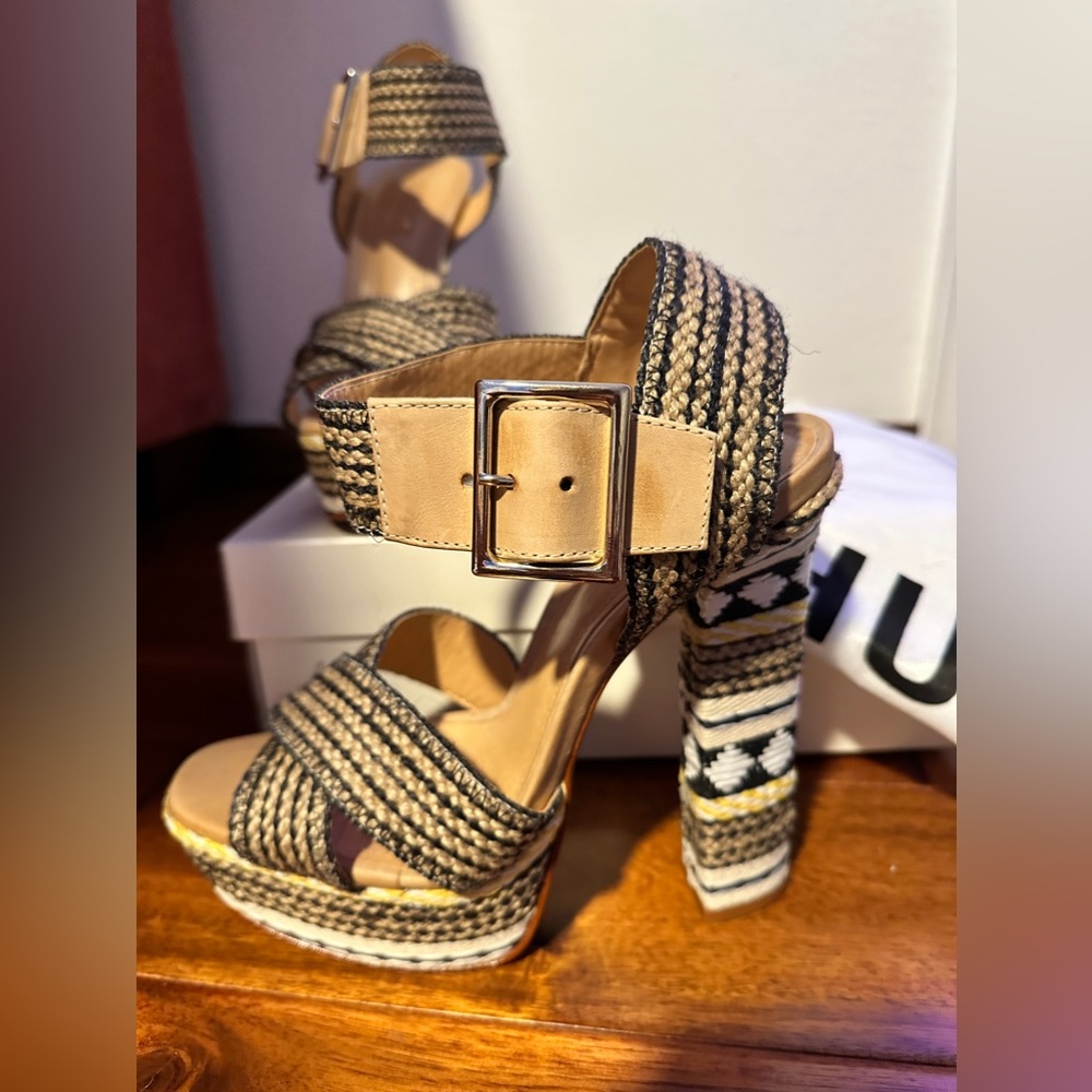 Schutz Erminiana Woven Platform Sandals - Preto/Natural/Light Wood 39
